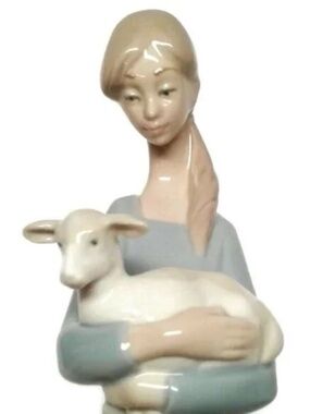 Lladró porcelain sculpture "Girl with Lamb" #4505